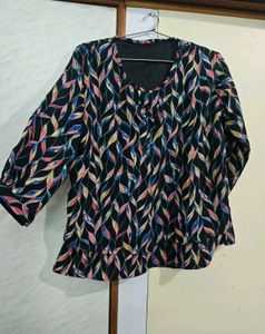 Vibrant Leaf Print Top 🎩