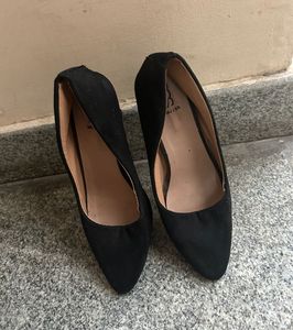 Chic Black Suede Heels