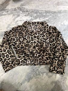Chic Leopard Print Cropped Shirt