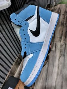 Air Jordan 1 Retro University Blue