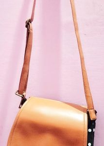 KLEIO Black Slingbag