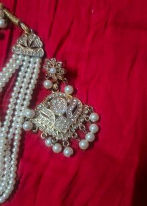 Exquisite Pearl and Crystal Necklace Set