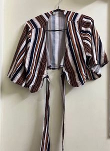 🪭🪞Tie-front detail and kimono sleeves.