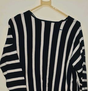 Chic Navy &amp; White Striped V-Neck Top