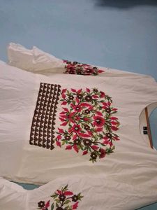 Elegant White Kurta with Floral Embroidery