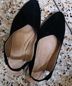 Chic Black Slingback Flats