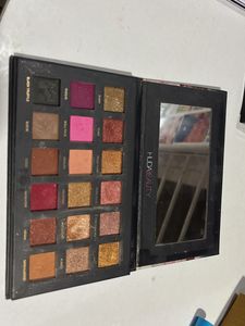 Huda Beauty Eyeshadow Palette