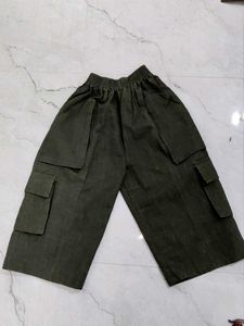 Olive Green Cargo Capris. .5 pockets