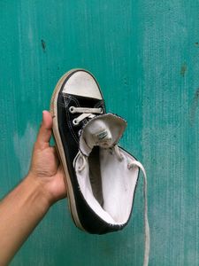 Classic Black High-Top Sneakers for Unisex