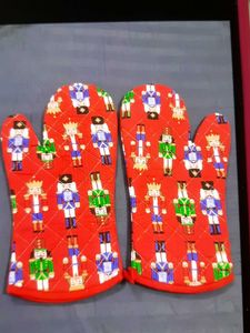 Nutcracker Oven Mitts - Christmas Theme