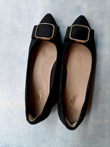 Chic Black Buckle Flats