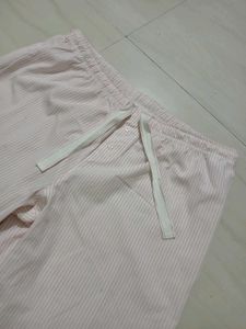 🎀 Uniqlo Pink and white stripped bottom wear