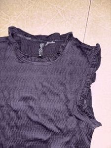 H&amp;M Black Textured Ruffle Crop Top