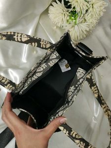 Designer Handbag with Coin Pouch🖤🤍✨