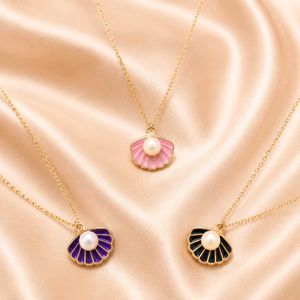 Enamel Seashell Pendant Necklace (1 pics)