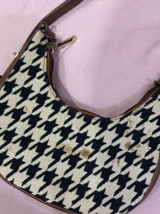 Chic Houndstooth Shoulder Bag