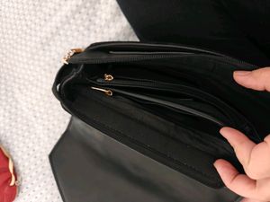 Tresmode Black Handheld Bag.