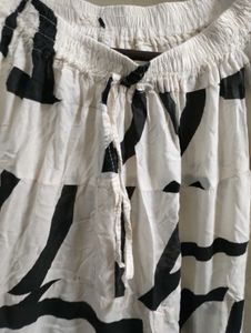 White &amp; Black Abstract Print Tiered Skirt