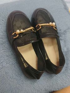 Elegant Women's Loafers with Pearl and lace Detail