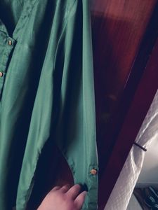 This is a beautiful royal green colour top.... That is so stylish and decent.... It's of good quality and without any Damage....