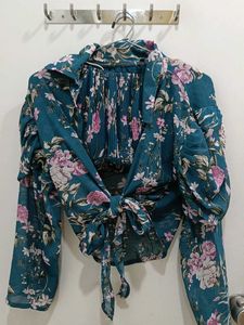 *New*Chic Floral Tie-Front Crop Top