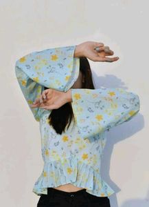 V-NECK COTTON FLORAL TOP – with Ruffle Hem