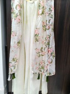 Elegant Floral Kurta Set with Shrugo