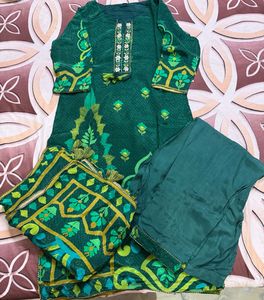 Green Kurta Set with Intricate Prints