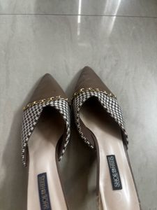 Chic Pointed Toe Heels with Chain Accent
