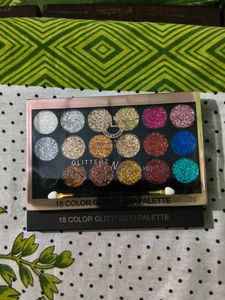 mattlook 18 Color Glittering Eyeshadow Palette