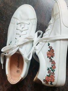 Dressberry White sneakers With Embroidery
