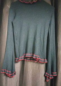 Y2k Black bell sleeve top with ruffled hem🕷🍷