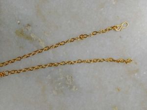 Elegant Gold Necklace with Pendant