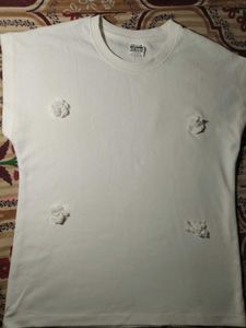 Chic White long T-Shirt with Floral Embellishments