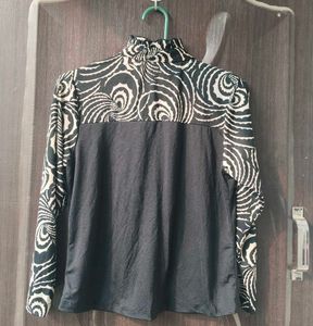 Chic Black &amp; White Printed Ruffled Top
