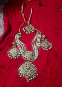 Exquisite Pearl and Crystal Necklace Set