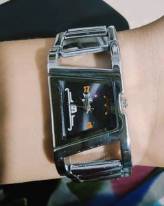 Women's Analog Watch. Like New. Good Condition.