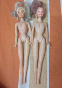 2 Barbies