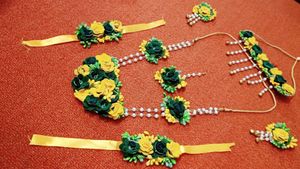 Haldi Mehndi Set With Raani Haar+ Giluband+2 earri