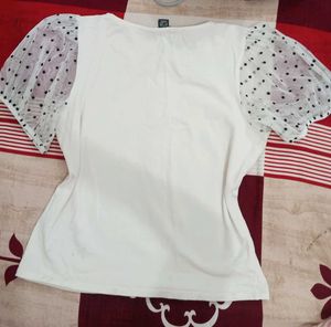Cute white top with mesh sleeves 🤍