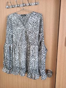 Chic Leopard Print Tunic Top