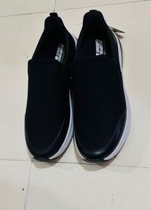 Red tape Stylish Black Slip-On Sneakers