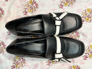 Chic Black Loafers with Bow Detail