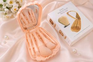 Cute Shell Makeup Brush Set with Mirror