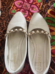 Elegant White Ballerinas with Chain Detail