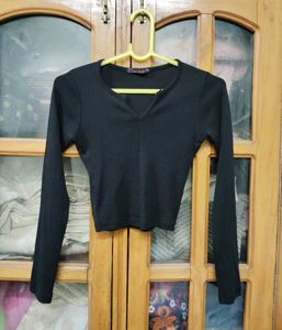 Black V-Neck Long Sleeve Crop Top