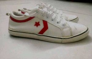 ✨💯 Converse ✴️💯White Leather Sneakers...