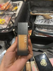 Huda Beauty Foundation - Glowy Finish