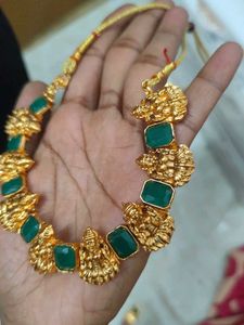 necklace set with green stone