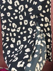Chic Leopard Print Midi Skirt